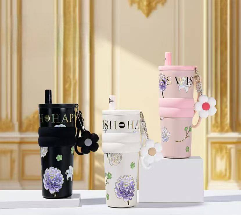 تراول‌ماگ بزرگ مدل Floral Charm ظرفیت ۷۱۰ میل دارای کاور سیلیکونی و آویز فانتزی کد 161
